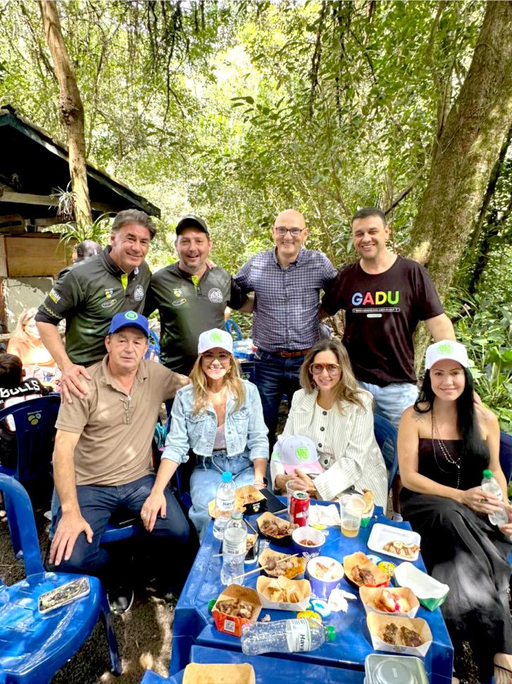 Em Pé: Leonaldo Paranhos, prefeito Rodrigo Schanoski, Neoroci Frizzo e Paulo Michelon. Sentados: Luiz Ferreira, Ana Fogaça, Luzia Frizzo e Juliane Michelon