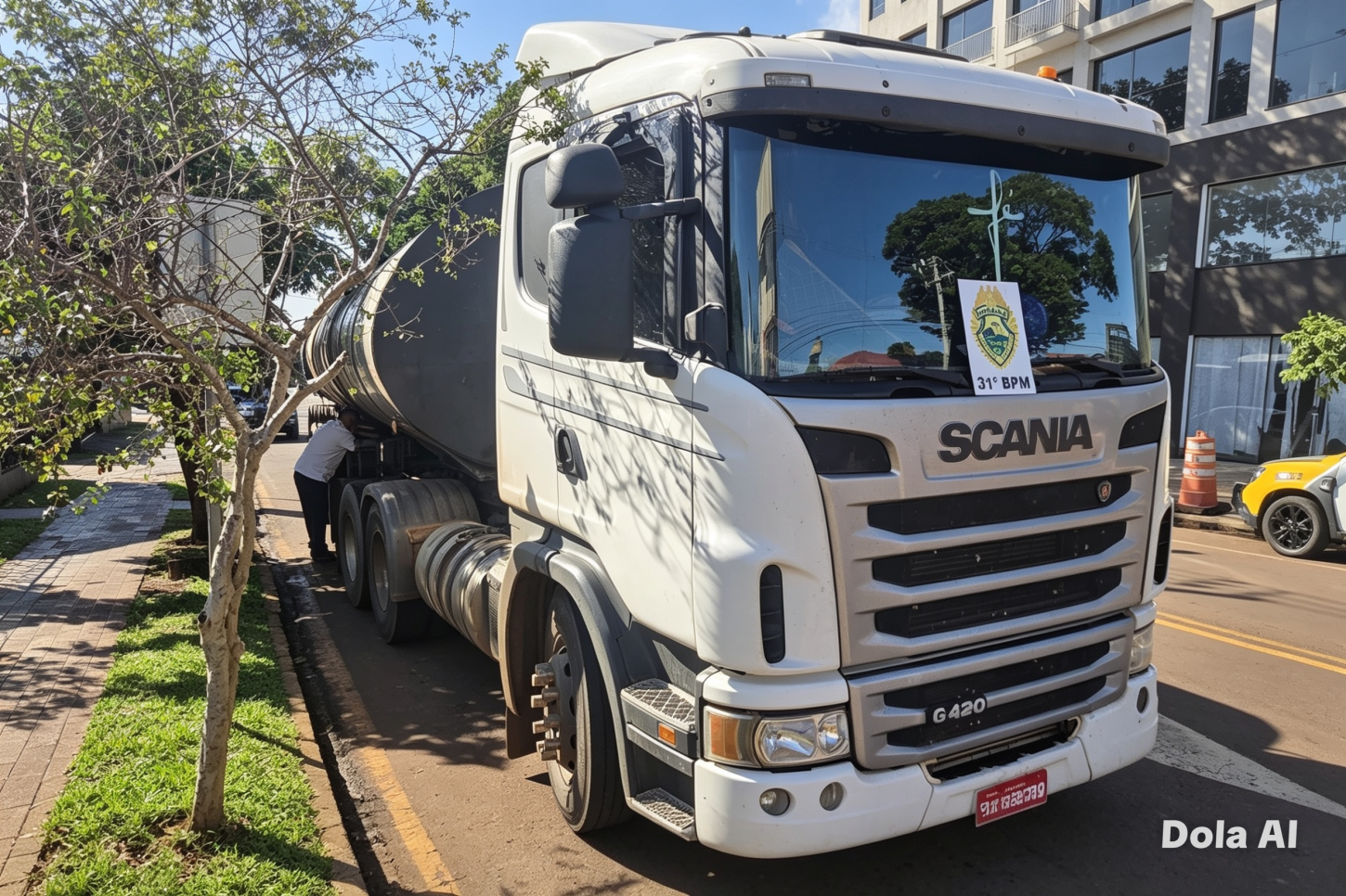 Caminhão com placas adulteradas é apreendido e motorista acaba preso