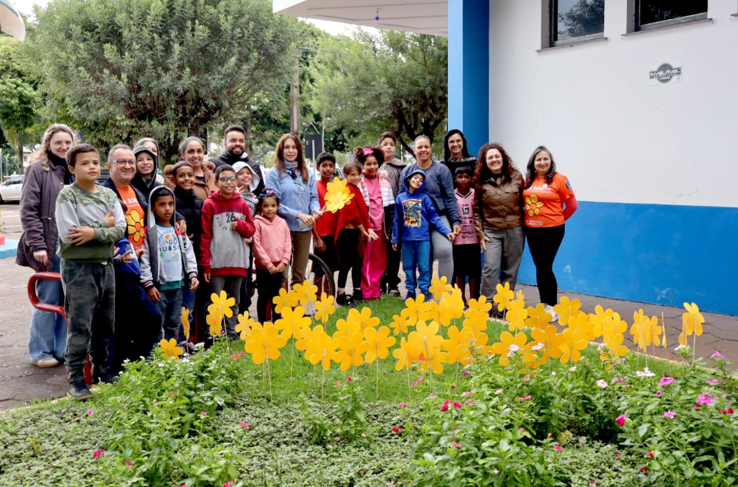 Plantio de flores reforça campanha de proteção às crianças em Palotina