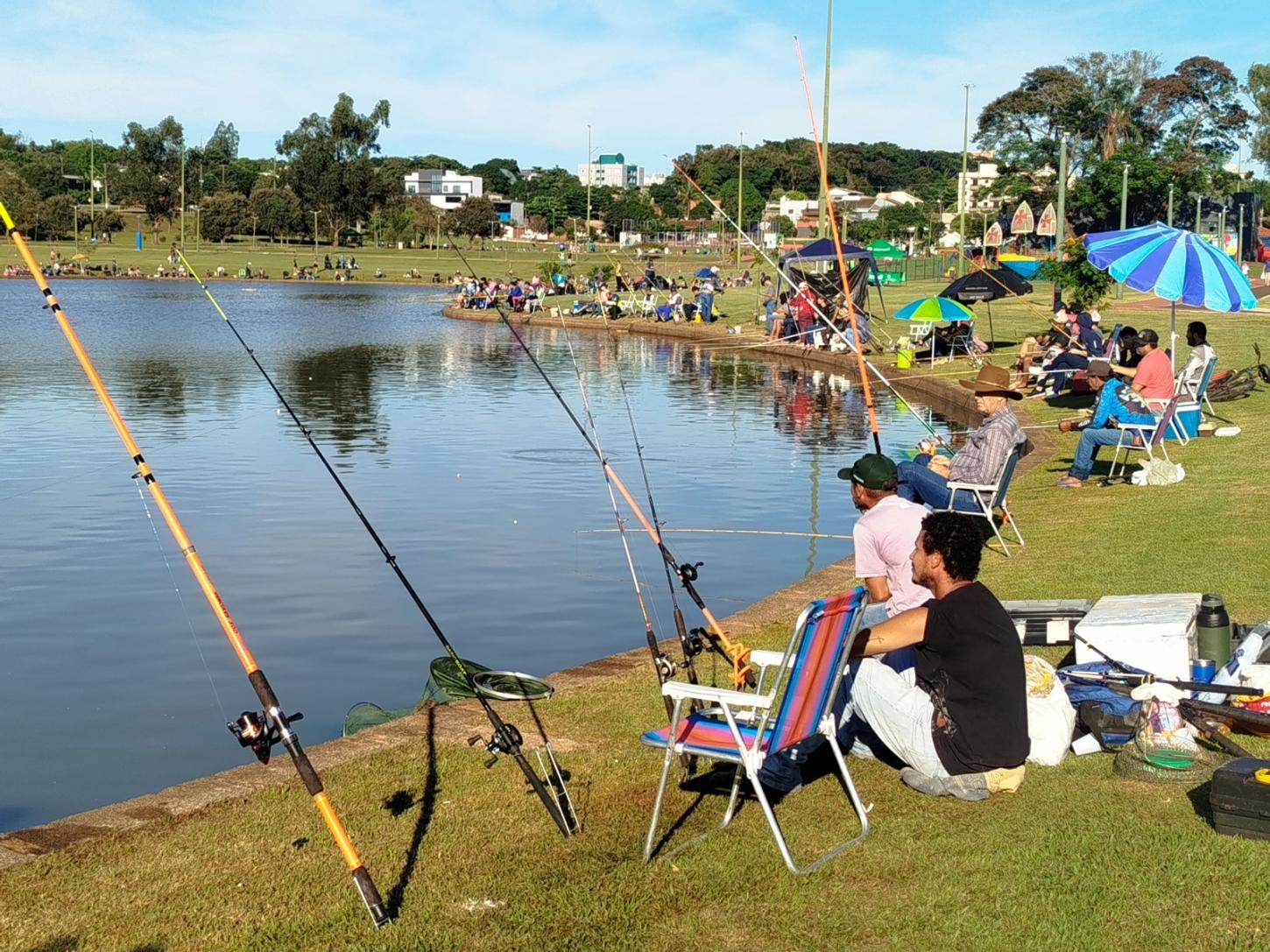 Famílias lotaram o lago durante a 3ª Pesca no Lago, em Palotina, em um dia marcado por lazer, integração e solidariedade, com arrecadação de alimentos para entidades do município. 🎣