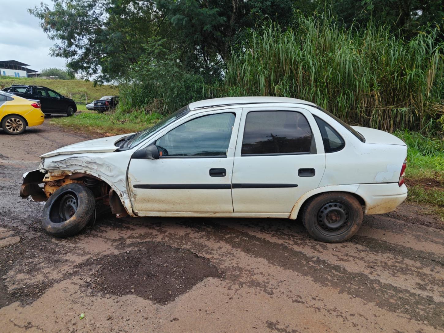GM/Corsa envolvido no acidente registrado na PR-239, em Quatro Pontes. O motorista, de 59 anos, não sofreu ferimentos