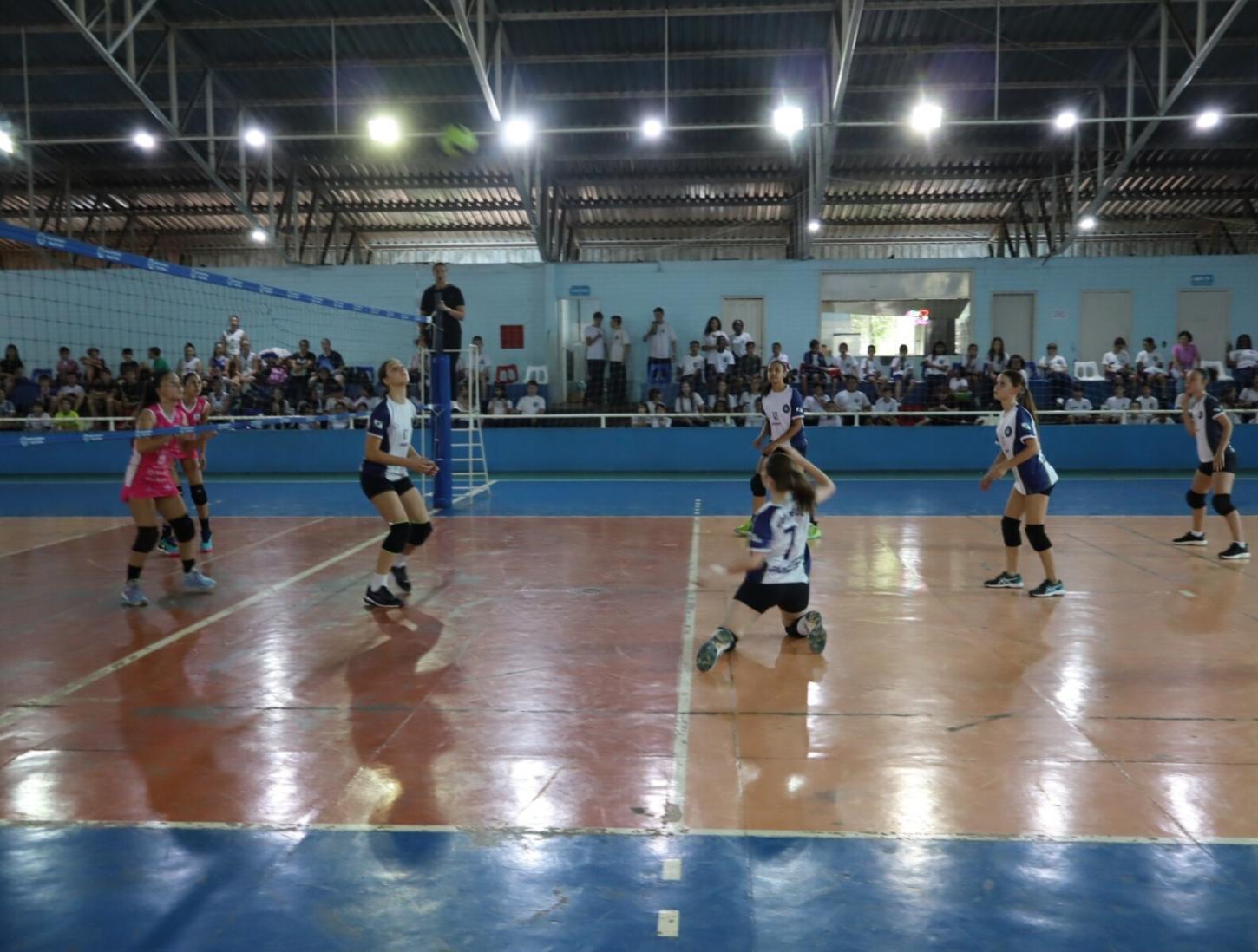 Equipes entram em quadra para as disputas do Campeonato Municipal de Vôlei, uma das atrações da agenda esportiva de Palotina que reúne competições de diferentes modalidades ao longo da semana