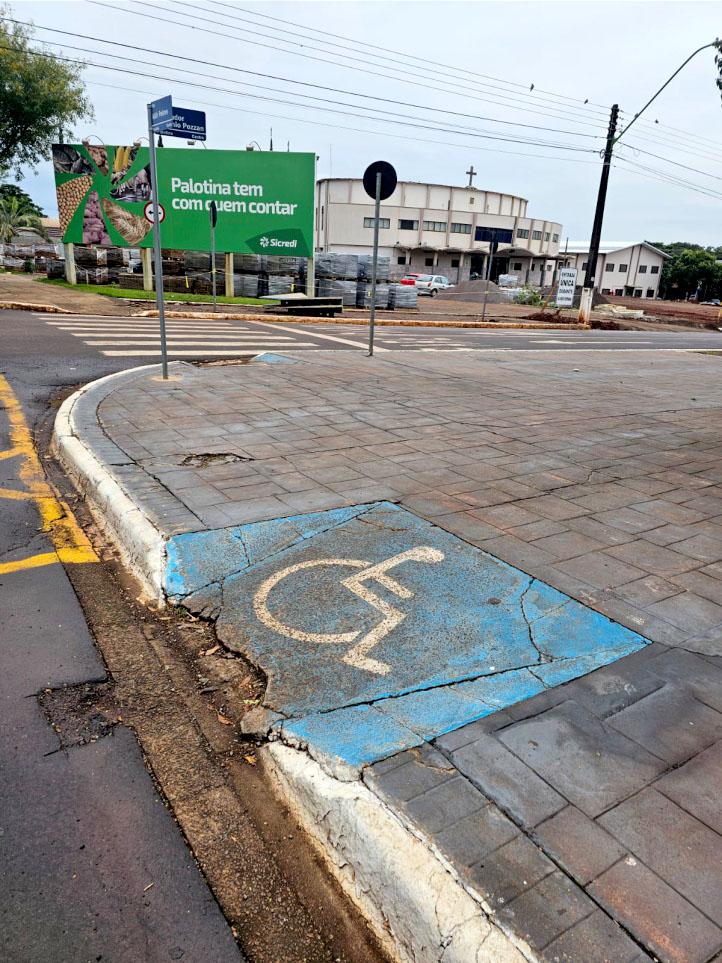Imagem mostra uma das rampas de acessibilidade antes da intervenção realizada pela Prefeitura de Palotina. O local apresentava desgaste estrutural e necessitava de melhorias para garantir mais segurança e mobilidade aos usuários