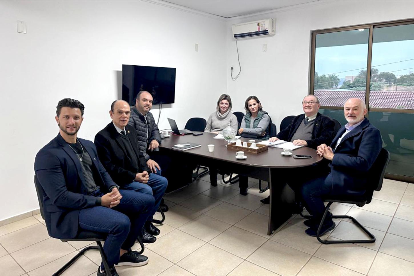Autoridades municipais e representantes da UOPECCAN e da 20ª Regional de Saúde de Toledo durante reunião que debateu a ampliação dos atendimentos em Palotina