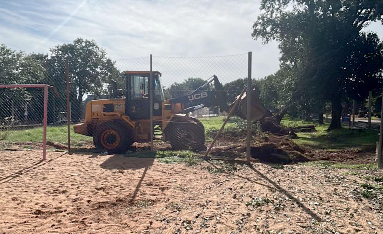 Máquinas da Prefeitura de Palotina já trabalham nas melhorias da quadra de areia do Bairro União, espaço que contará com novas estruturas para a prática de beach tênis, vôlei de areia e futevôlei