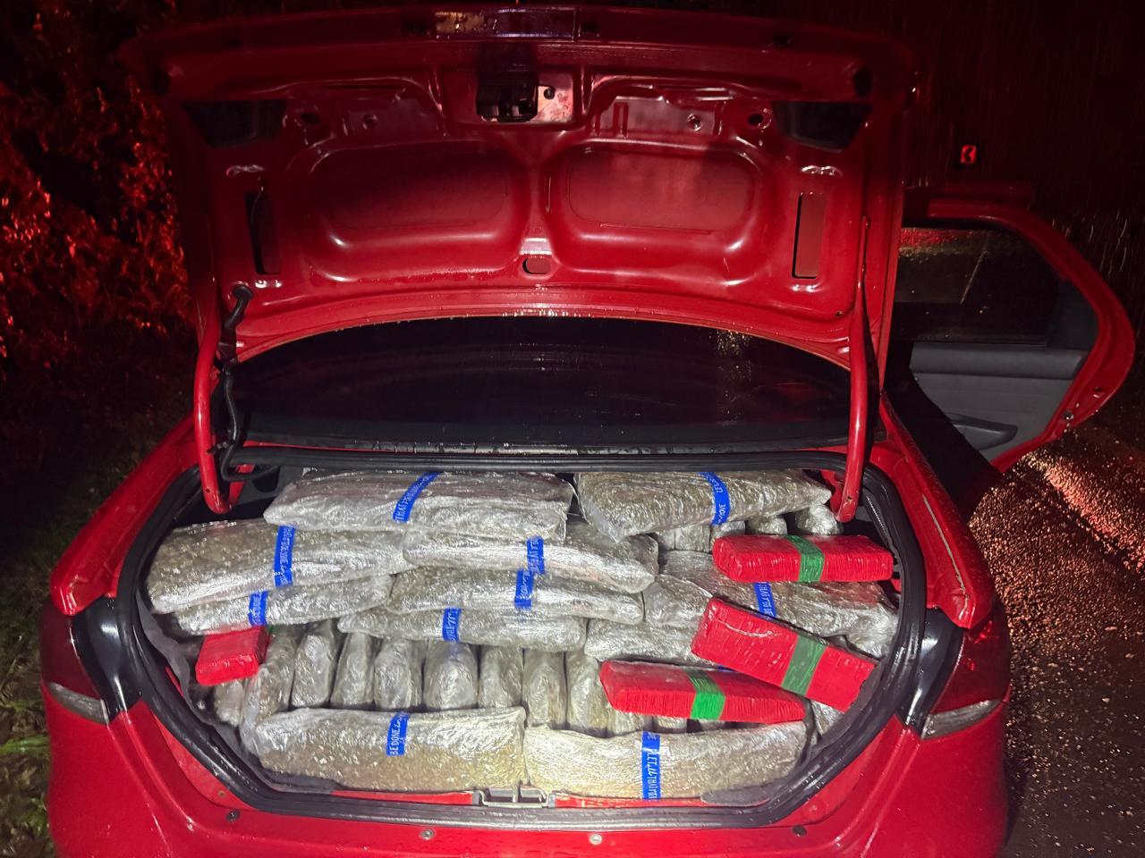 🚔 Mais de 133 quilos de maconha foram apreendidos pela Polícia Militar após perseguição na BR-277, em Guarapuava