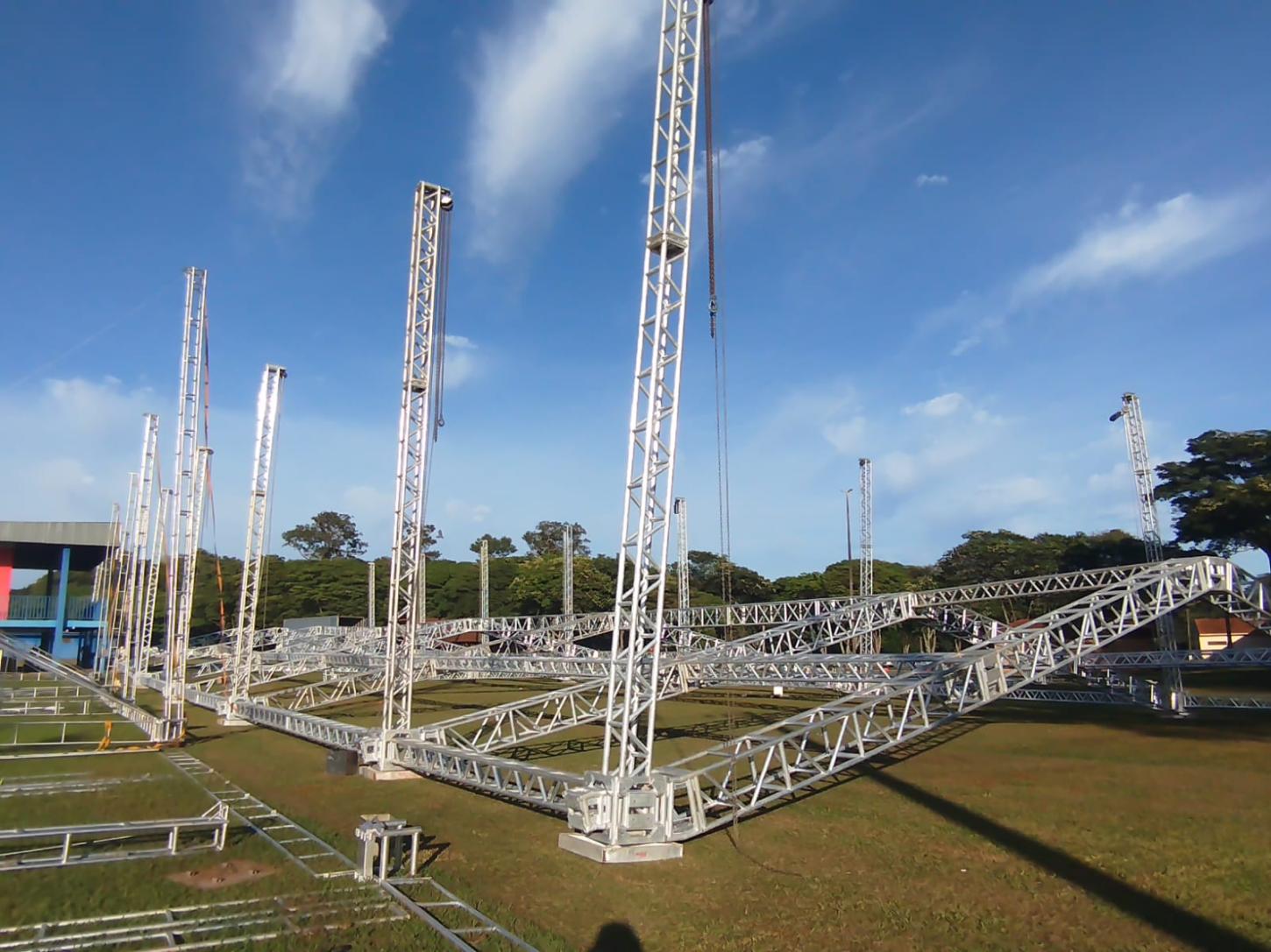 Montagem das estruturas da Expo Palotina 2026 avança no Parque de Exposições João Leopoldo Jacomel para receber milhares de visitantes entre os dias 14 e 17 de maio