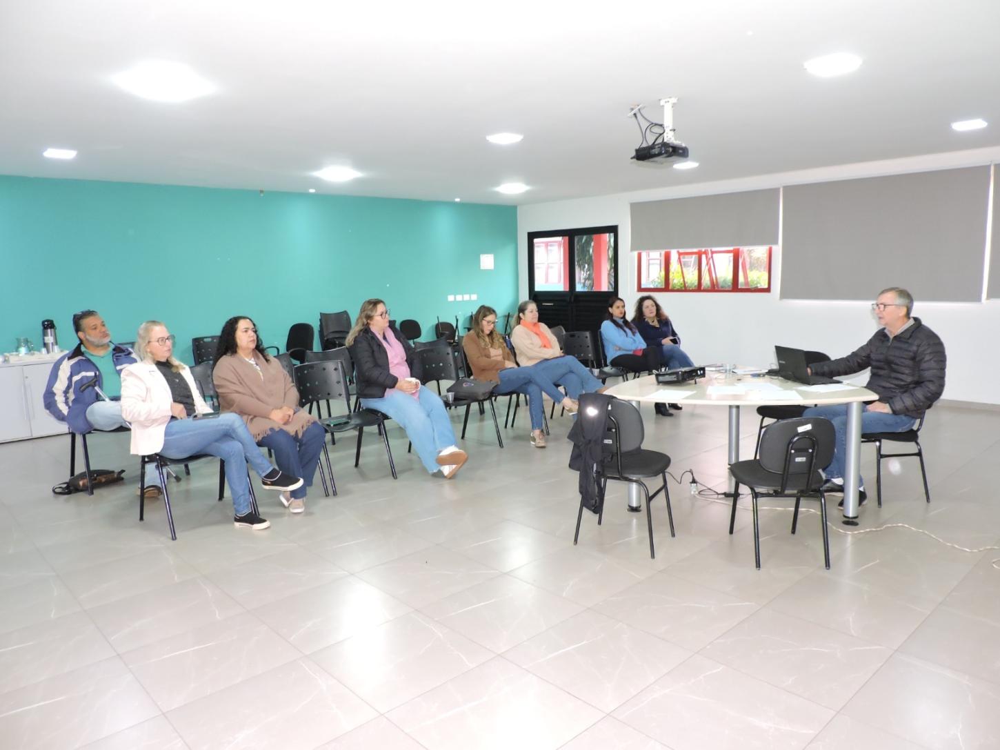 Conselheiros, representantes da Assistência Social e integrantes da AUPAR participaram da reunião que aprovou a prestação de contas do Fundo Municipal