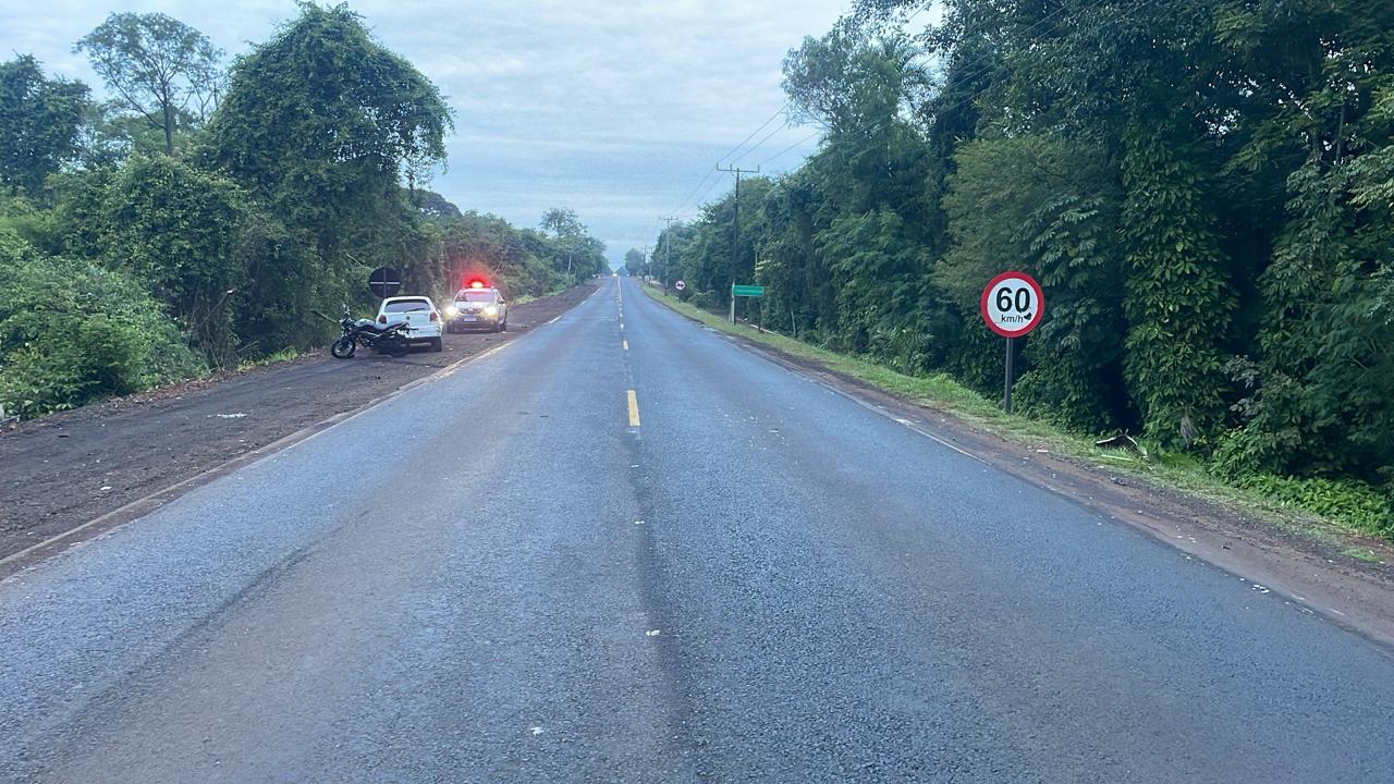 Acidente envolvendo dois carros e uma motocicleta deixou dois feridos na madrugada deste sábado (23), na PR-317