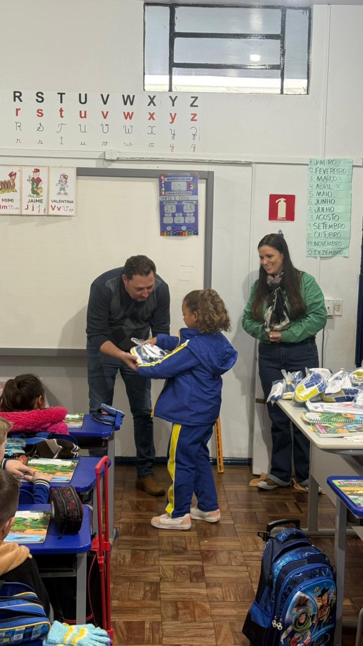 O prefeito Rodrigo Schanoski participou da entrega oficial de tênis escolares aos alunos da rede municipal, ação que amplia os investimentos da Prefeitura Municipal de Maripá na educação pública
