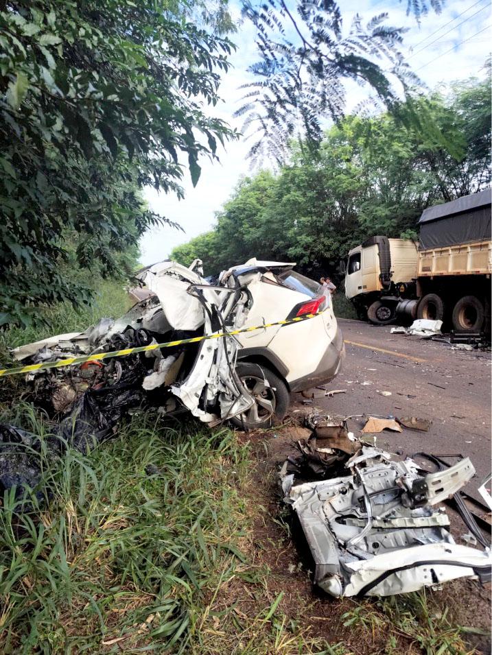 Veículo ficou completamente destruído após a colisão frontal registrada na PR-495, em Medianeira. O acidente envolveu um caminhão e um Toyota RAV4 e resultou na morte de um homem de 41 anos no local