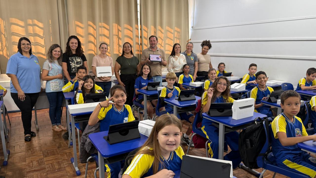 Alunos da rede municipal de Maripá receberam novos tablets adquiridos pela Prefeitura para fortalecer a tecnologia e a inovação no ensino público