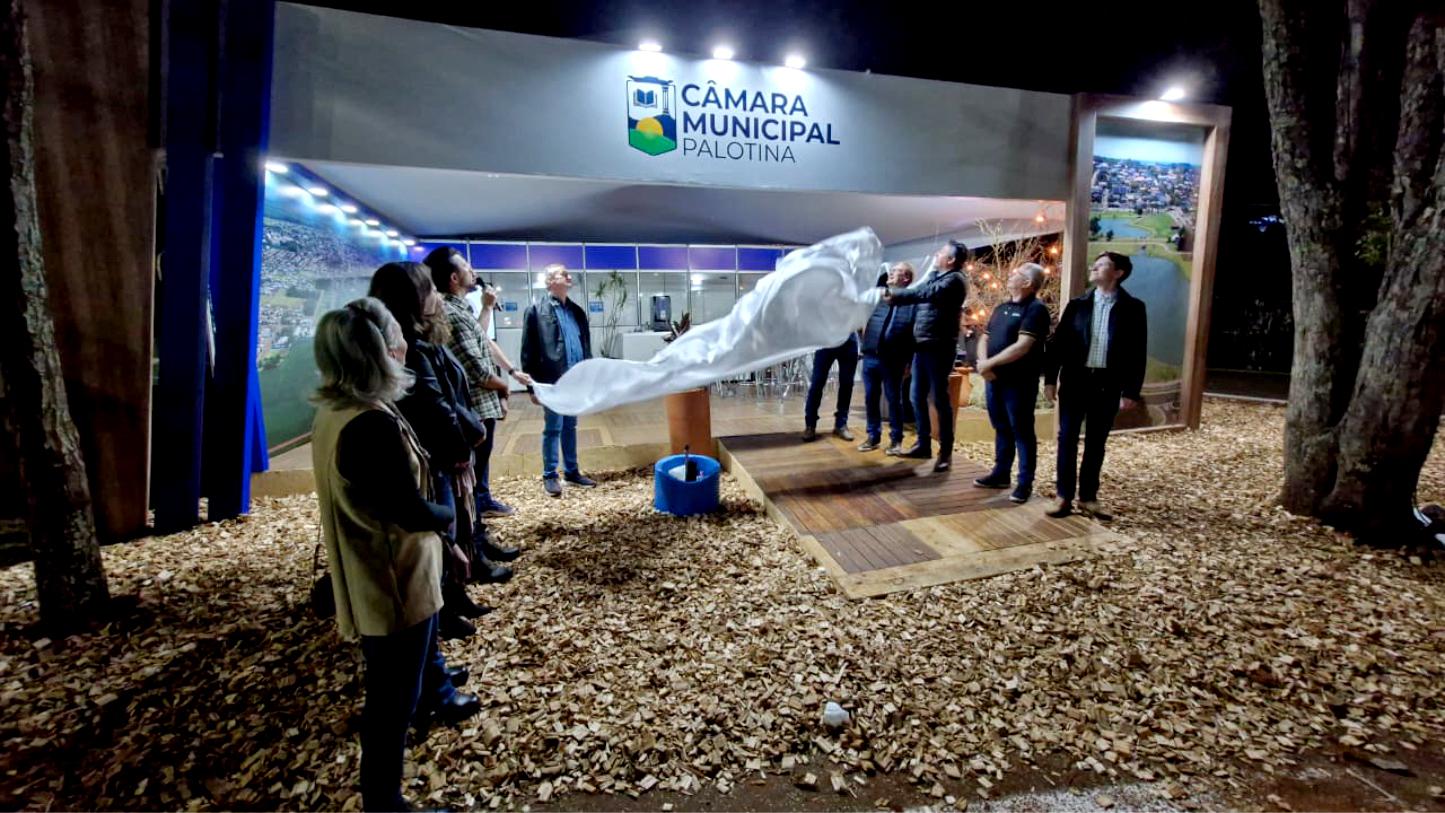 Autoridades municipais e vereadores participaram do descerramento da nova identidade visual da Câmara Municipal durante cerimônia realizada na Expo Palotina 2026