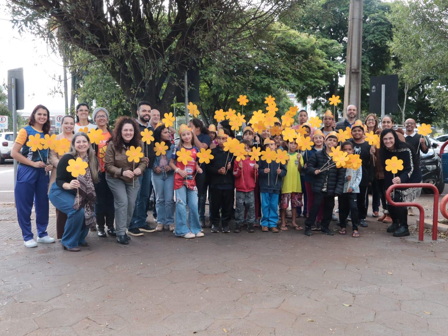 🌼 Alunos da Unidade Conviver participaram do plantio simbólico de flores em Palotina durante mobilização do 18 de Maio, reforçando a conscientização e a proteção de crianças e adolescentes contra o abuso e a exploração sexual