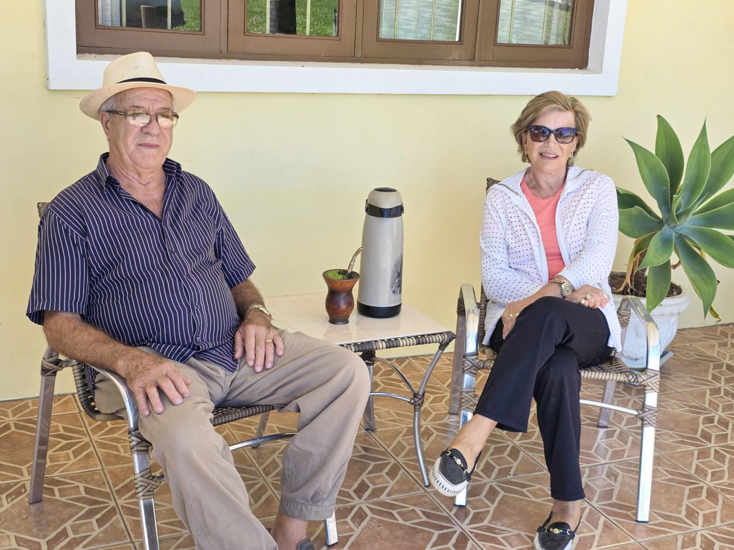 Neimar, a esposa e o inseparável chimarrão