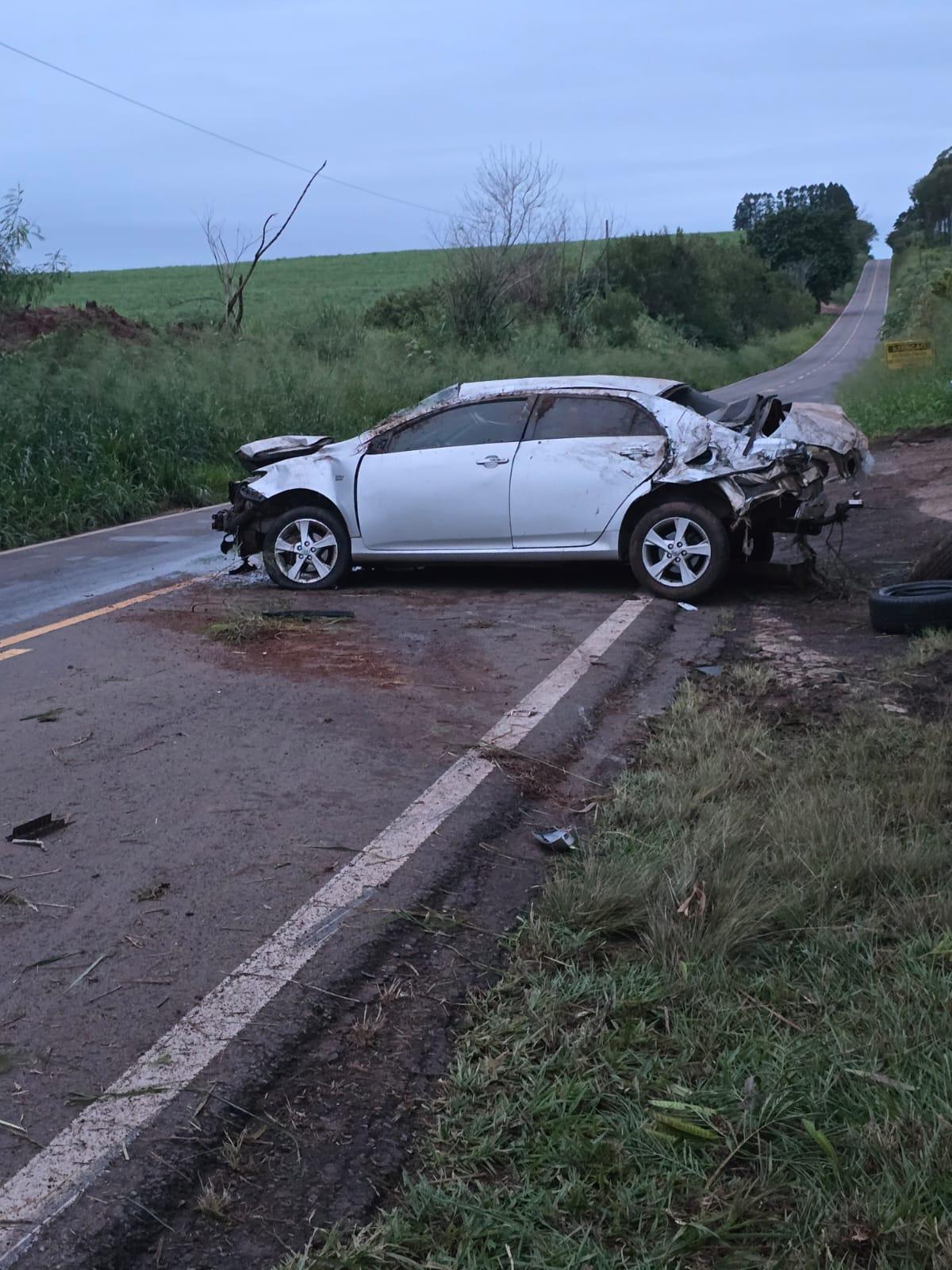 Carro ficou destruído após motorista perder o controle, sair da pista e capotar na PR-468