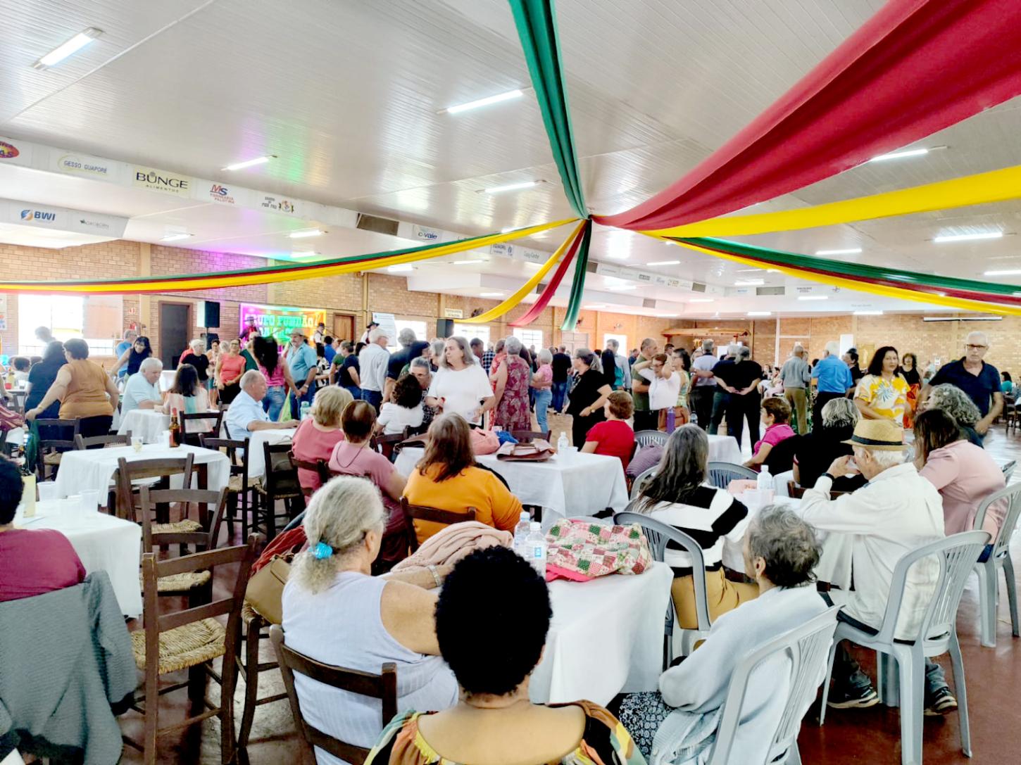 Cerca de 800 idosos de Palotina e dos distritos participam nesta quarta-feira (20) da 21ª edição dos Jogos Municipais da 3ª Idade