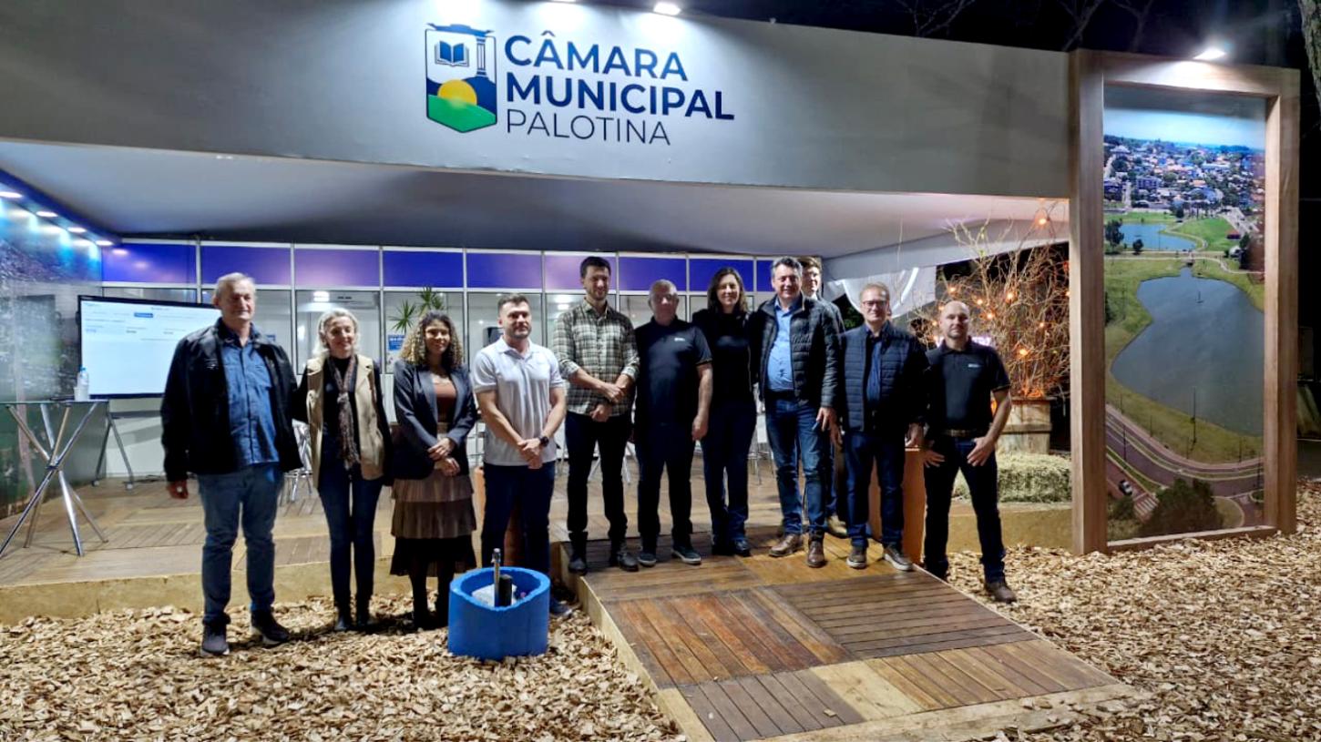 Autoridades, vereadores e lideranças participaram do lançamento oficial da nova identidade visual da Câmara Municipal durante a abertura da Expo Palotina 2026