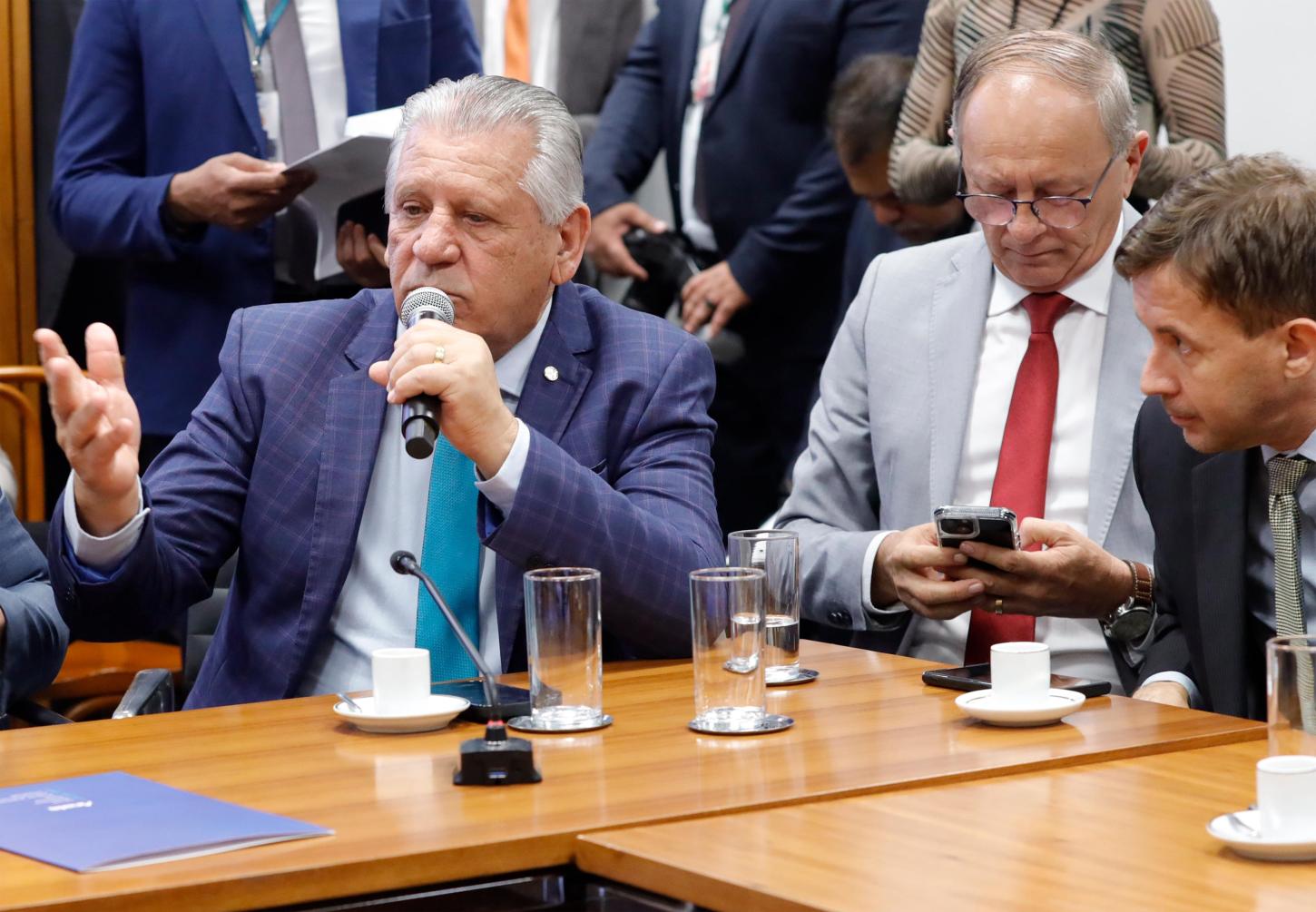 Dilceu Sperafico apoia PEC que cria piso salarial nacional para profissionais da segurança pública em todo o Brasil