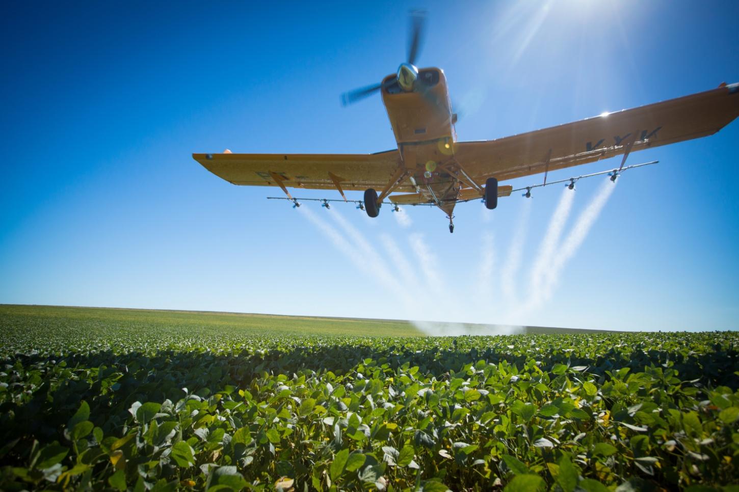 A tecnologia da pulverização aérea vem ganhando espaço no agronegócio pela precisão nas aplicações, agilidade operacional e aumento da eficiência no manejo das lavouras