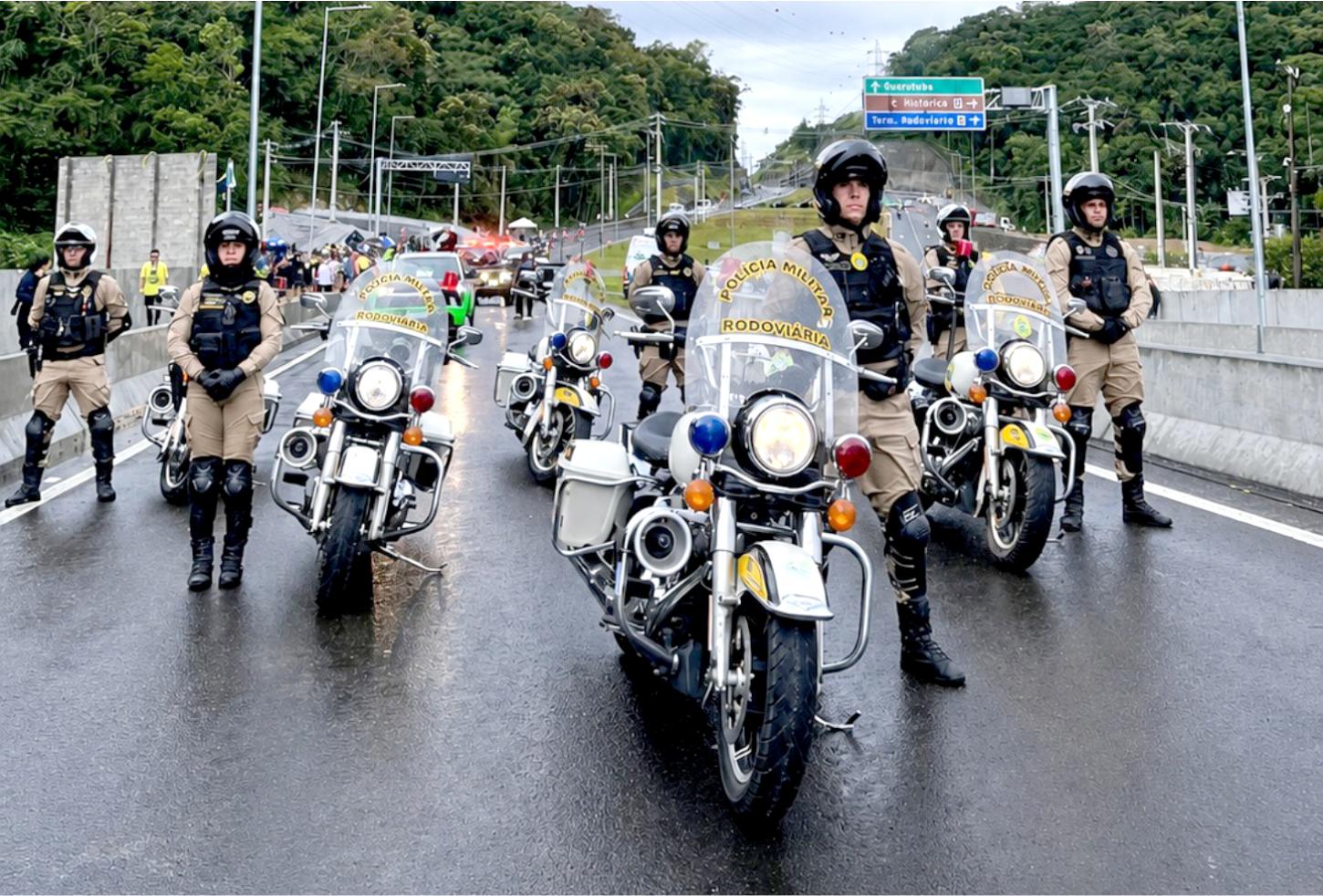 Policiais do BPRv intensificam patrulhamento com motocicletas durante a Operação Dia do Trabalhador nas rodovias estaduais do Paraná, reforçando a fiscalização e a segurança viária