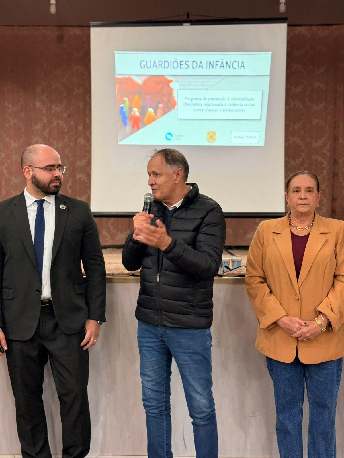 Vice-prefeita e secretária da Família e Desenvolvimento Social, Silvana Macarini, e o prefeito Ivan Reis participaram da palestra promovida em Terra Roxa sobre prevenção e combate ao abuso e à exploração sexual infantil