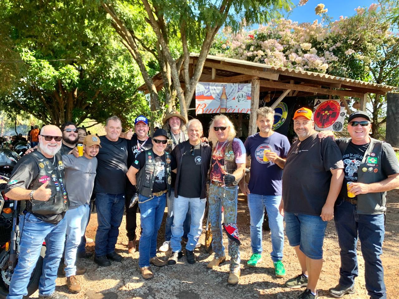 Luiz Ernesto ao lado de integrantes do Clube de Motoqueiros Pirata do Chão Batido durante o Costelão de 1º de Maio