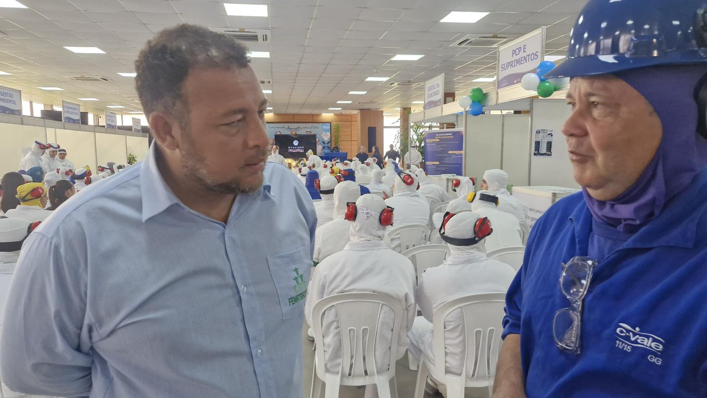 Nivair de Castro de Souza dialoga com trabalhador durante a Semana da Gente, reforçando a importância do cuidado com a saúde e a valorização de quem move o setor cooperativista