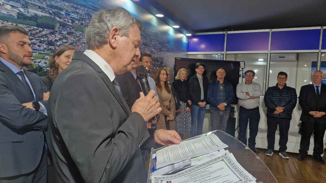 Adenir Trevisan durante a sessão solene de entrega do Título de Cidadão Honorário realizada pela Câmara de Palotina na Expo Palotina 2026