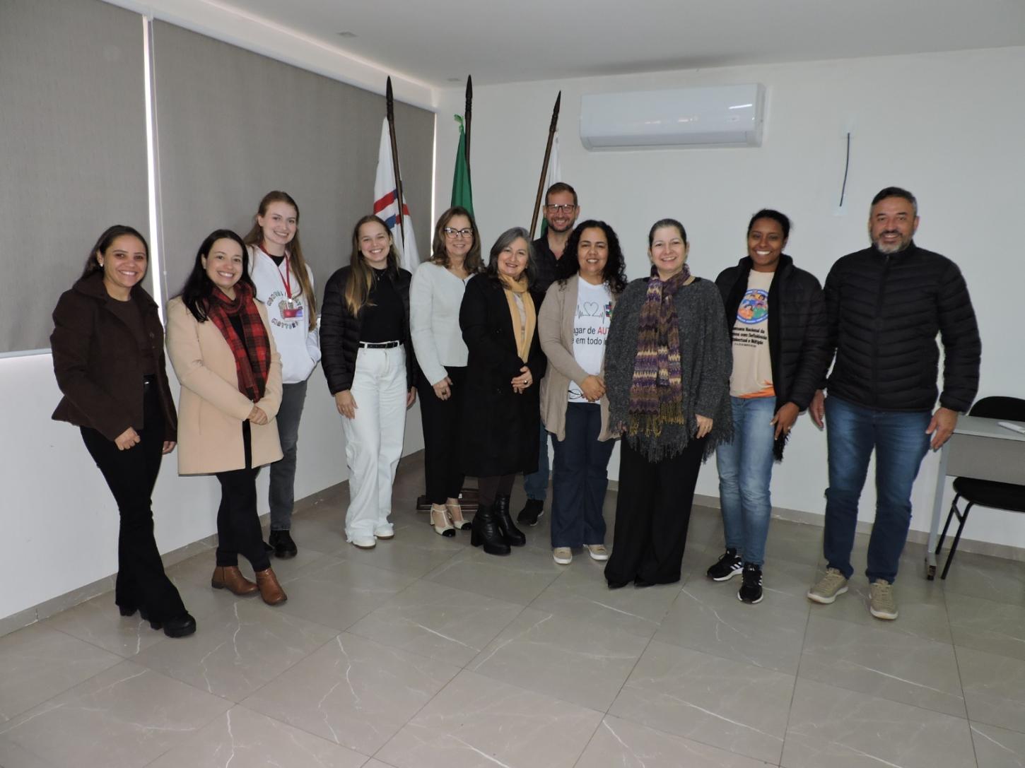 Integrantes do Conselho Municipal dos Direitos da Criança e do Adolescente de Palotina, representantes da assistência social e do Conselho Tutelar durante reunião que debateu prestação de contas