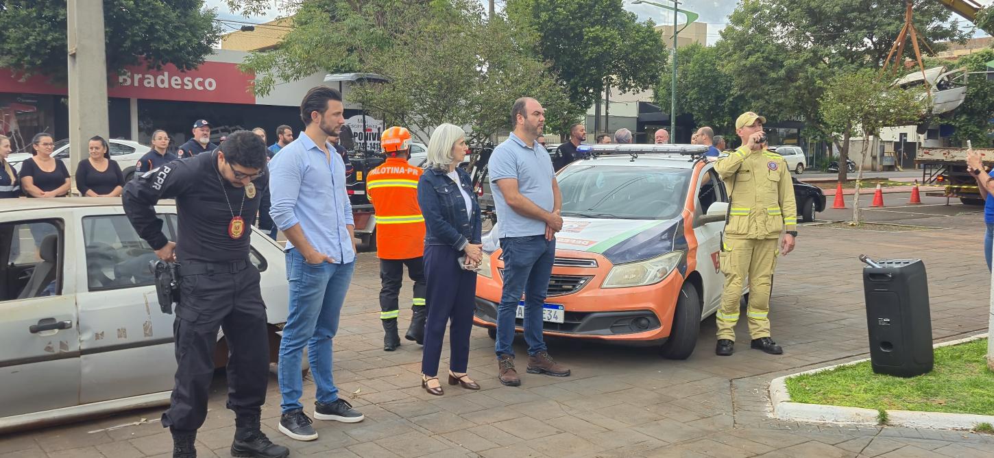 Mobilização realizada na Praça Central Amadeu Piovesan reuniu forças de segurança, equipe do Consamu e autoridades municipais