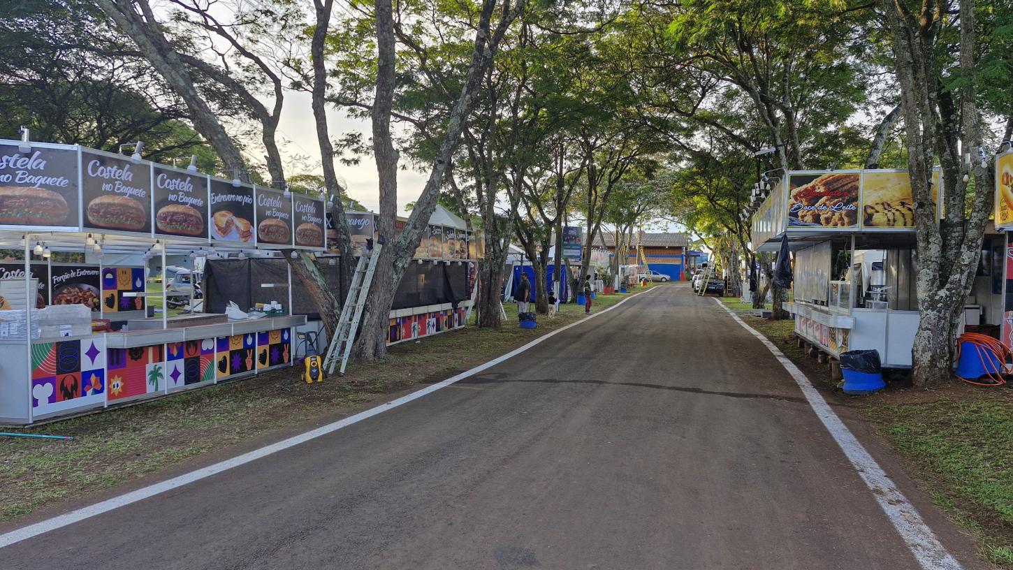 Últimos preparativos no Parque de Exposições João Leopoldo Jacomel para a abertura da maior Expo Palotina da história
