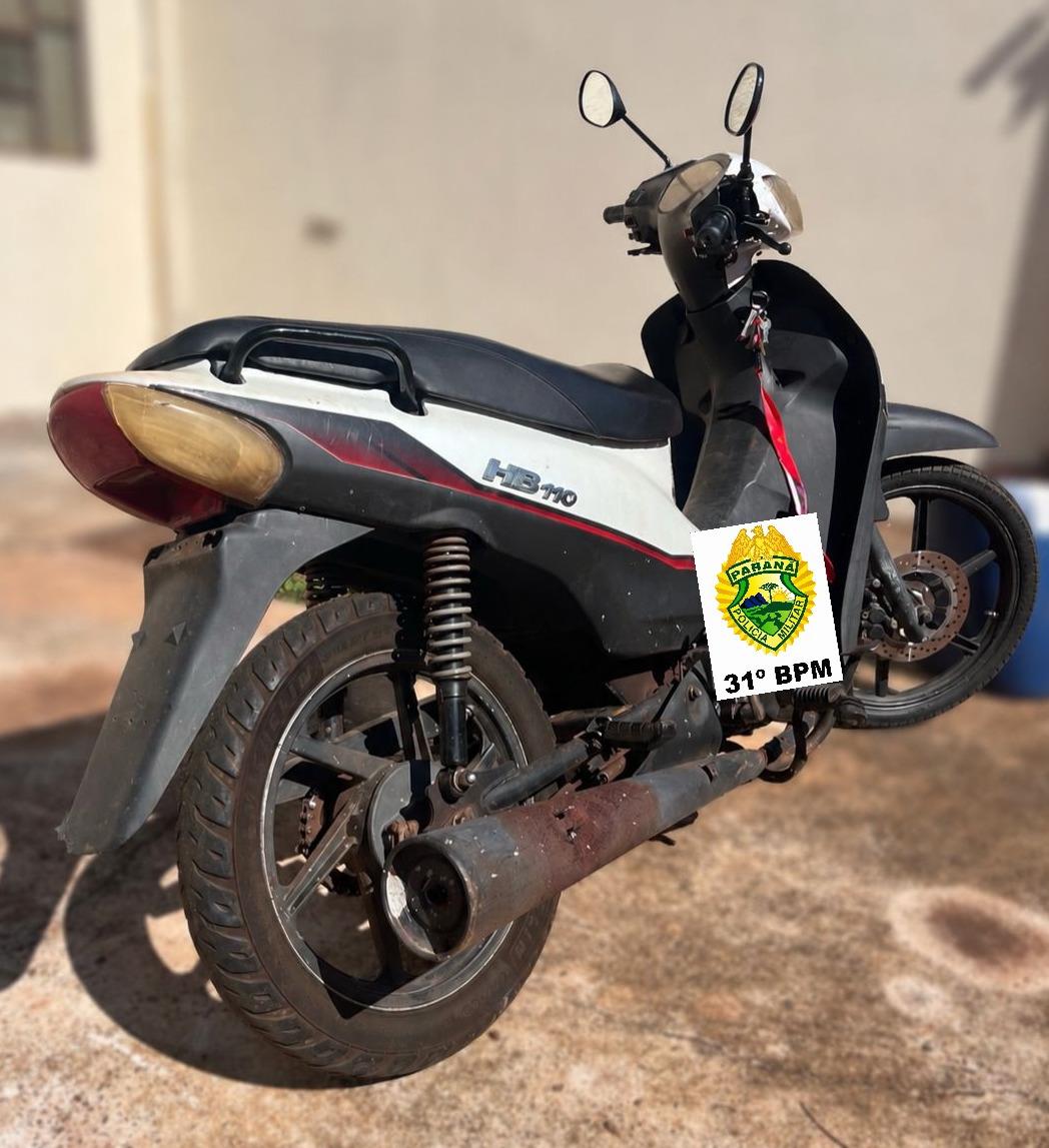 Abordagem no Centro de Palotina. A condutora não possuía habilitação e a motocicleta apresentava irregularidades na identificação. 🚔🏍️