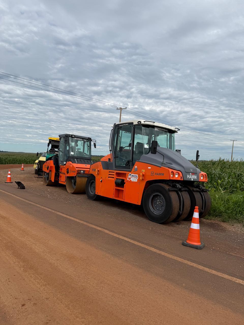 Máquinas e equipes da Prefeitura de Terra Roxa atuam na recuperação de estradas rurais
