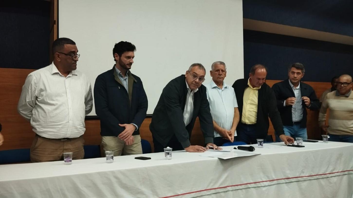 Autoridades municipais e lideranças políticas participaram da assinatura da ordem de serviço que garante R$ 1,53 milhão para a revitalização do Centro Cultural Ondy Hélio Niederauer, em Toledo
