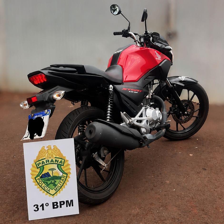 Motocicleta abordada pela Polícia Militar em Santa Terezinha foi removida ao pátio após constatação de que o condutor não possuía habilitação