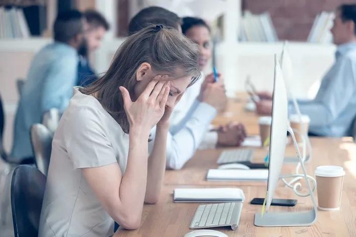 Atualização da NR-1 amplia a responsabilidade das empresas sobre a saúde mental dos trabalhadores e reforça fiscalização sobre riscos psicossociais no ambiente corporativo