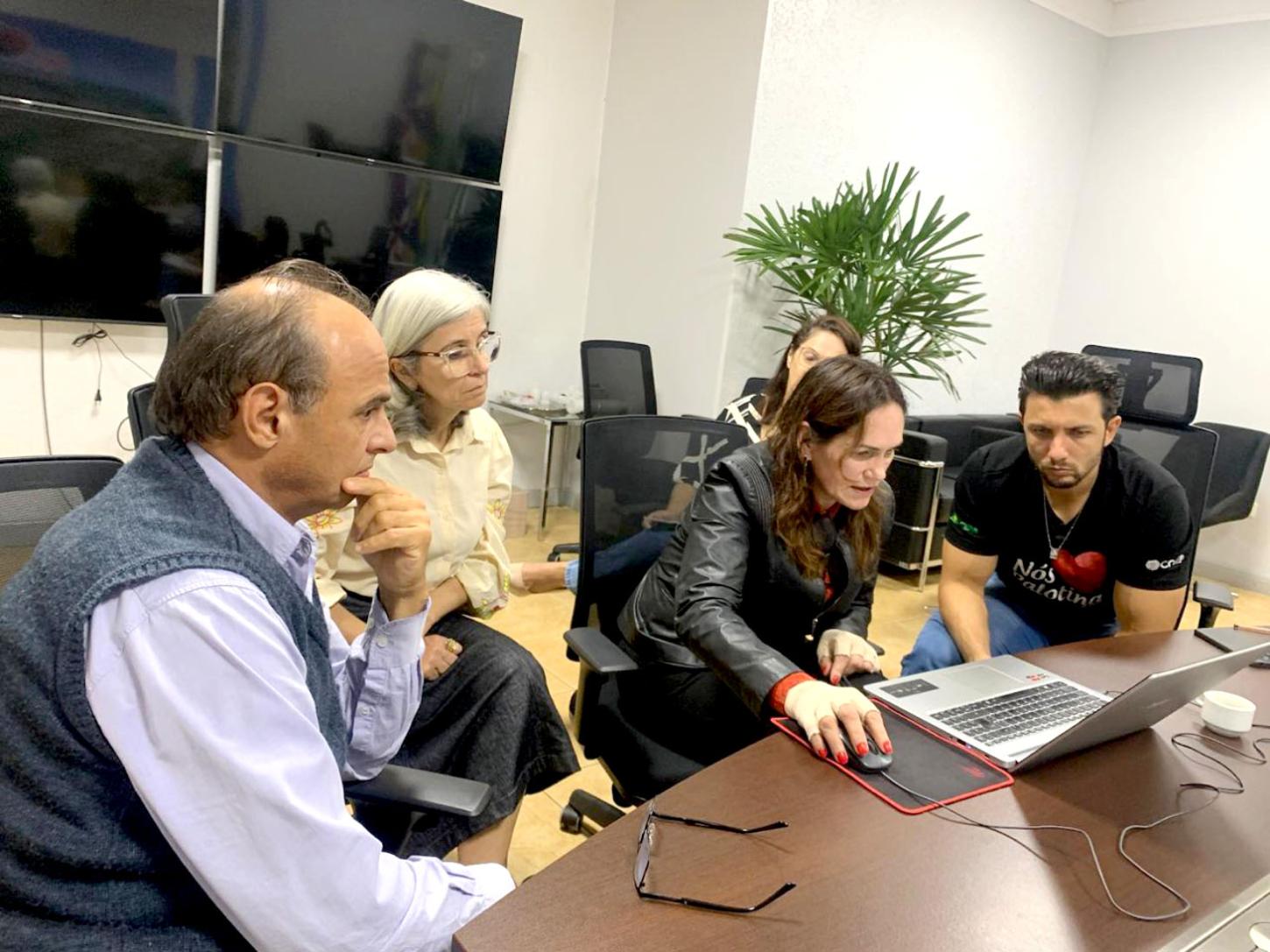 Representantes do SINDIPPA se reuniram com o prefeito Rodrigo Ribeiro e integrantes da administração municipal para apresentar um estudo técnico sobre as perdas salariais acumuladas pelos profissionais do magistério de Palotina