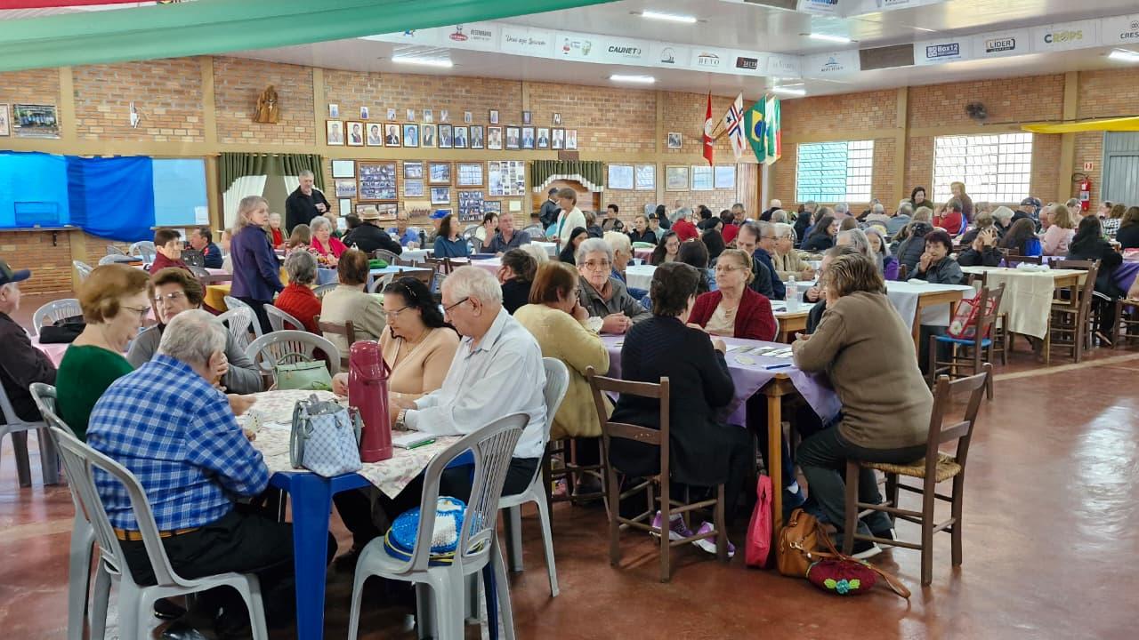 🎉 Idosos dos clubes da terceira idade de Palotina participaram dos Jogos da Melhor Idade no CTG Rancho Amigo, em um dia marcado por integração, lazer, dança e muita confraternização