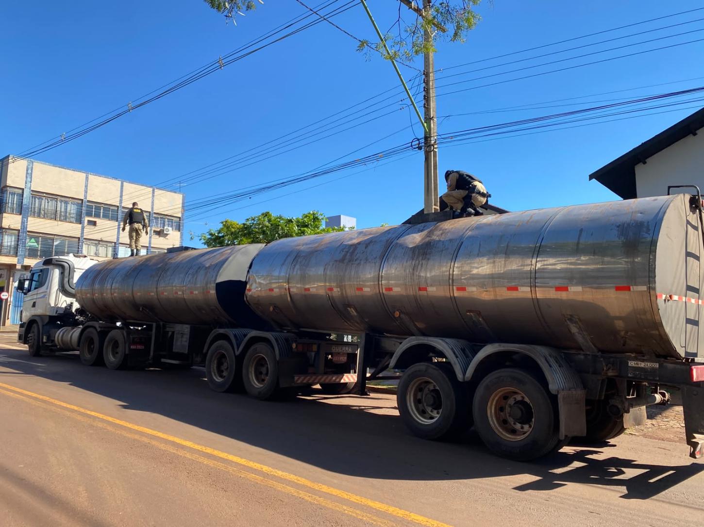 Caminhão com sinais identificadores adulterados foi apreendido pela Polícia Militar durante fiscalização em uma empresa de Palotina