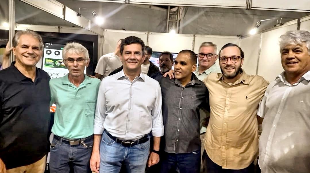 Luiz Ernesto ao lado de Sérgio Moro, Felipe Barros e lideranças regionais durante a Festa das Nações, em Guaíra, em momento de articulação e diálogo político