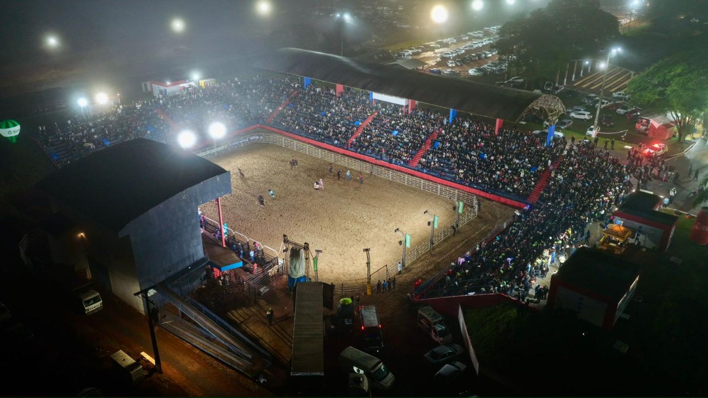 Arena lotada, parque cheio e uma energia inesquecível! 🔥 Mais de 20 mil pessoas viveram uma noite histórica na Expo Palotina 2026