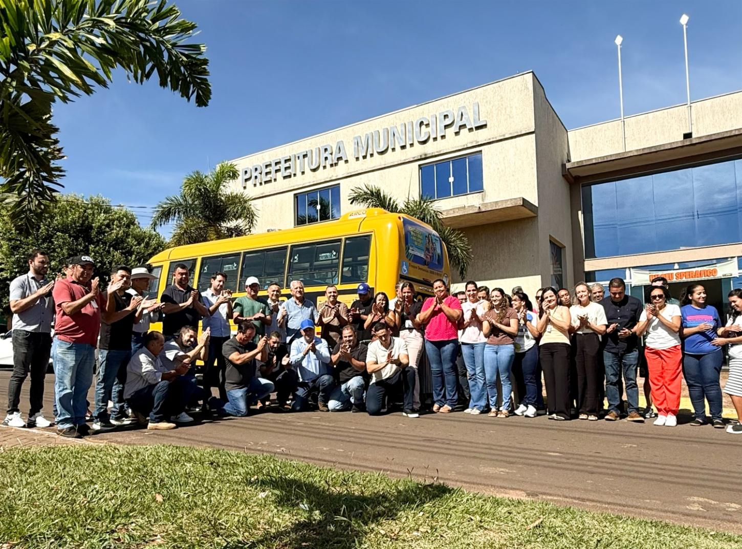 Prefeitos da região acompanharam a entrega dos novos ônibus escolares viabilizados por meio de parceria entre a bancada federal paranaense e o Governo do Estado do Paraná para reforçar o transporte de estudantes
