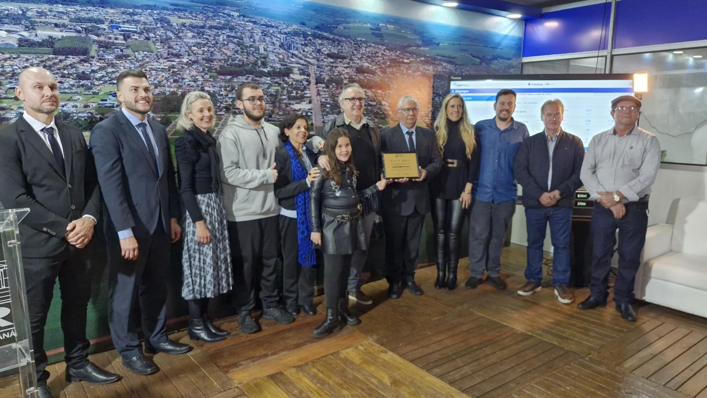 Vereadores de Palotina entregam Moção de Aplausos ao empresário Celso Becker e família em reconhecimento aos 25 anos de história do Jornal Folha da Terra