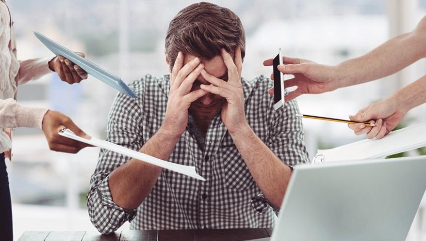 Nova regra trabalhista passa a exigir que empresas adotem medidas para prevenir assédio, pressão excessiva, jornadas abusivas e outros fatores ligados ao adoecimento mental (Imagem: Freepik)