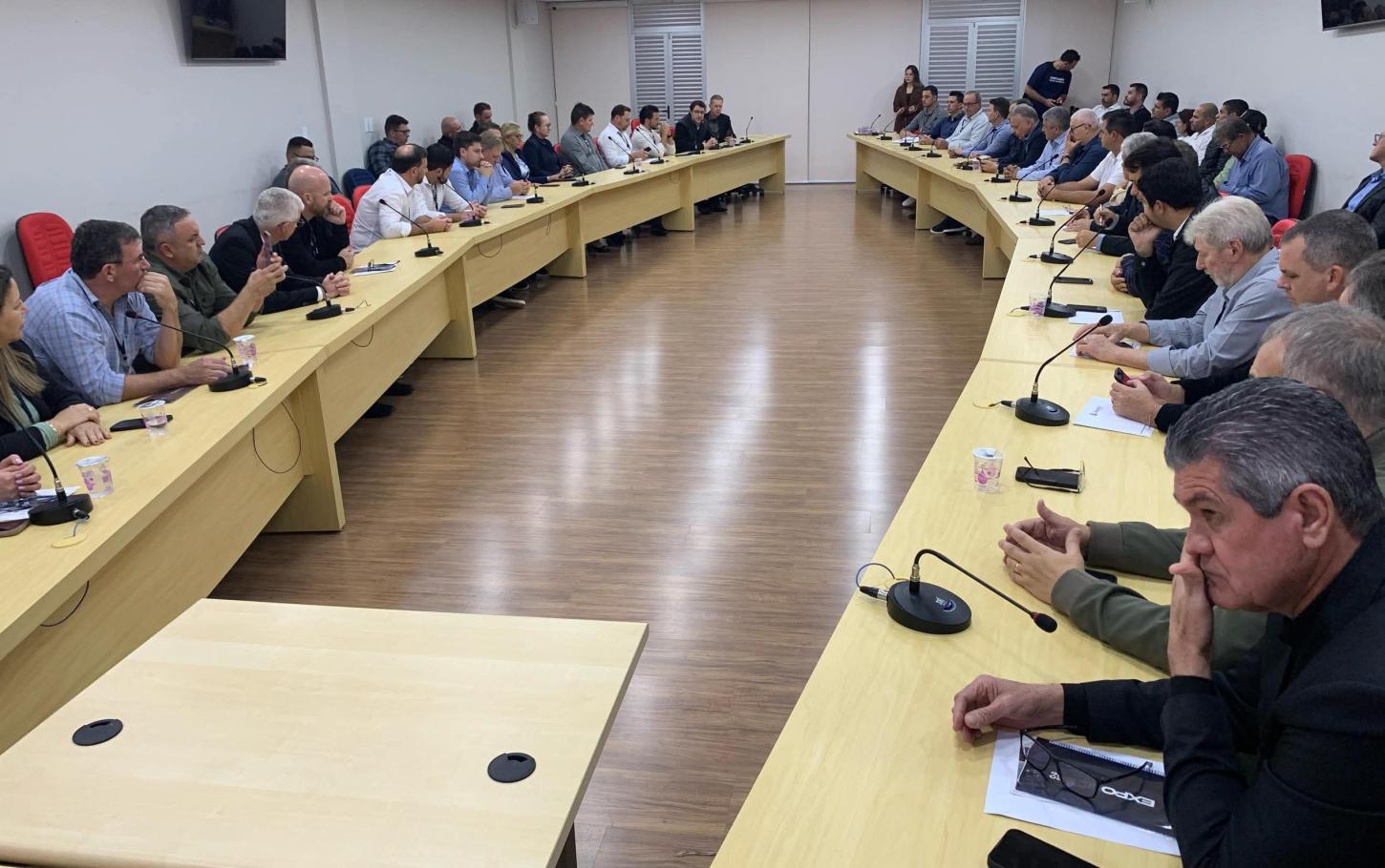 Prefeitos e lideranças do Oeste do Paraná participaram da primeira Assembleia Geral da nova diretoria da AMOP, reforçando união e desenvolvimento regional