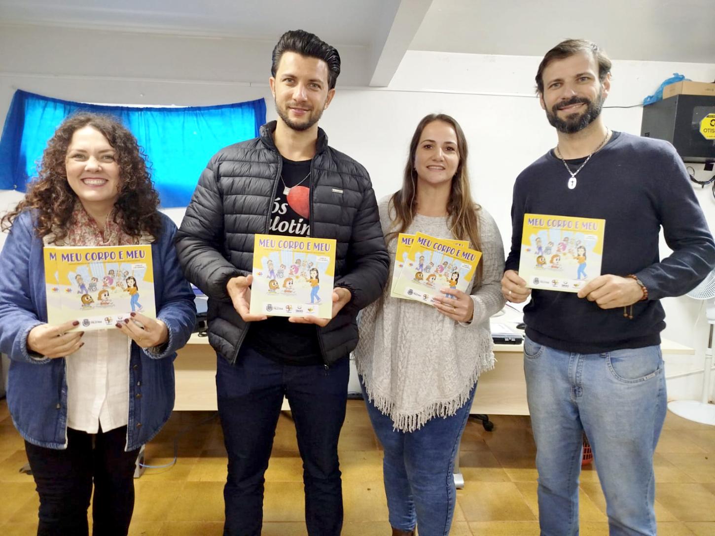 Autoridades com a cartilha “Meu Corpo é Meu”, ação que reforça a campanha de proteção às crianças e adolescentes em Palotina