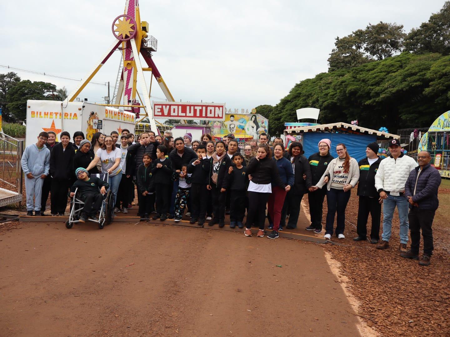 Alunos da APAE de Palotina viveram uma tarde inesquecível de alegria, diversão e inclusão no Planeta Park