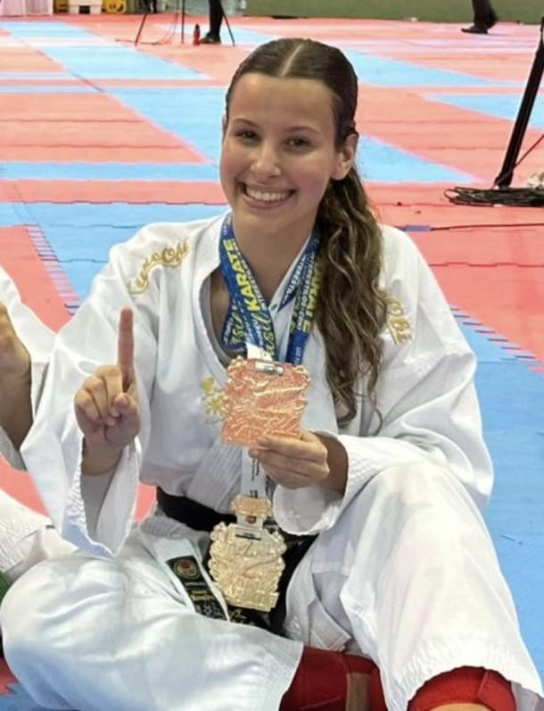 A atleta Mélany Manfroi conquistou dois títulos no 33º Troféu Brasil de Karatê, em São Paulo, e garantiu vaga para representar o Brasil no Campeonato Mundial da modalidade, na Romênia