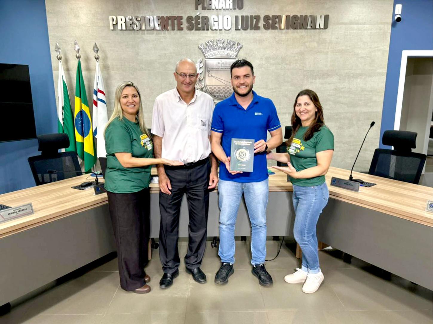 Presidente da Câmara recebe livro sobre o Associativismo